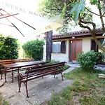 Apartamento - Stylish Retreat In