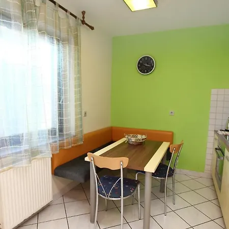 - Stylish Retreat In Appartement